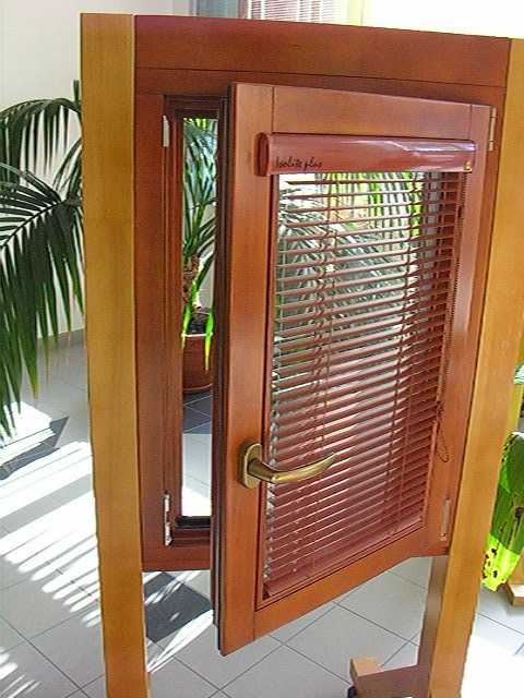 Holzfenster mit Innenjalousie